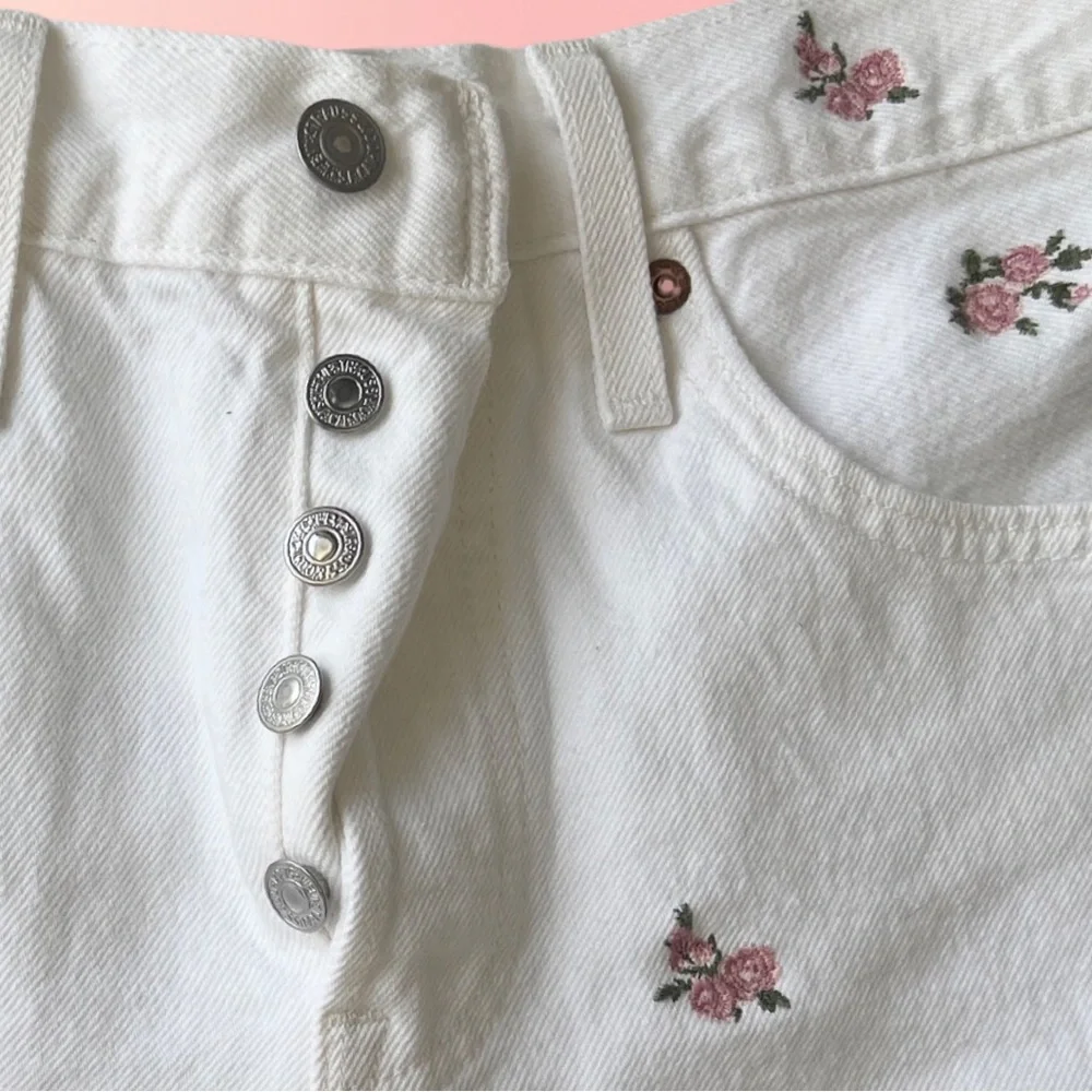 Levi’s 501 Embroidered Rose Shorts - Picture 5 of 6